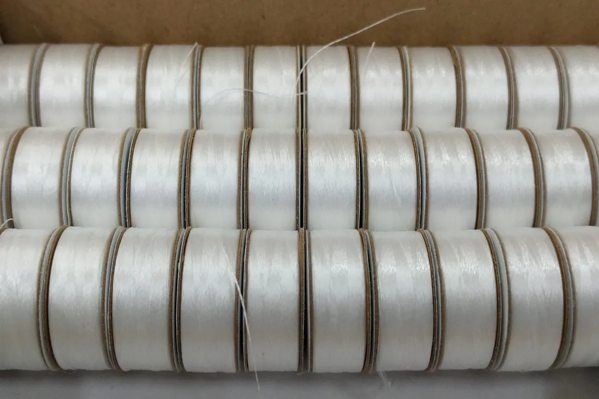 Hàng ống sợi trắng xếp trong hộp