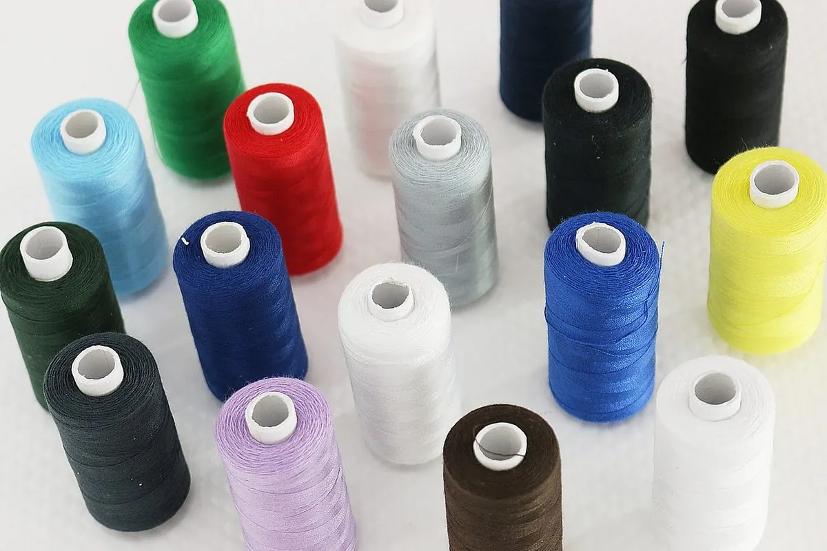 Các ống sợi nhiều màu xếp trên nền trắng