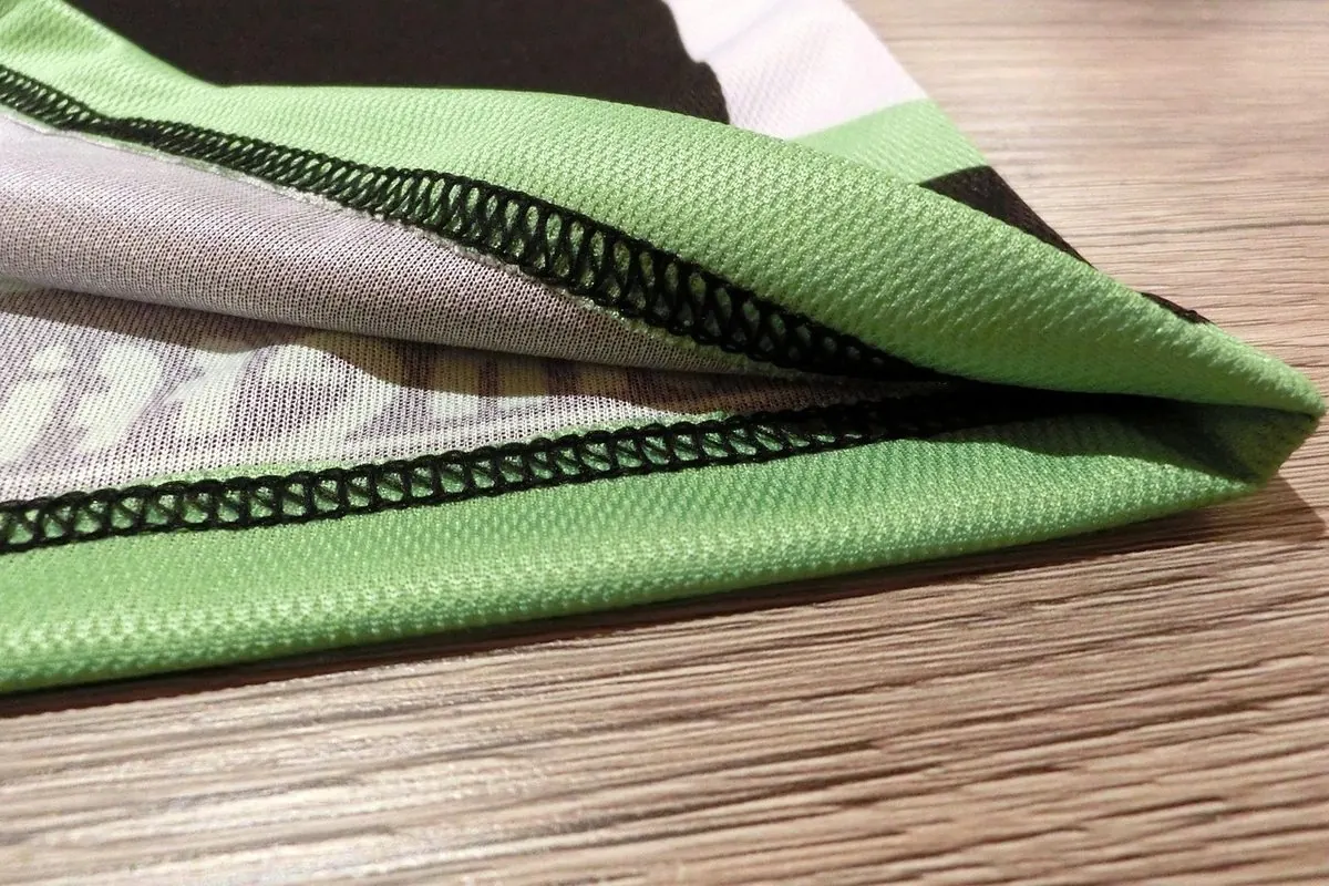Vải polyester lưới màu xanh lá, đường may vắt sổ