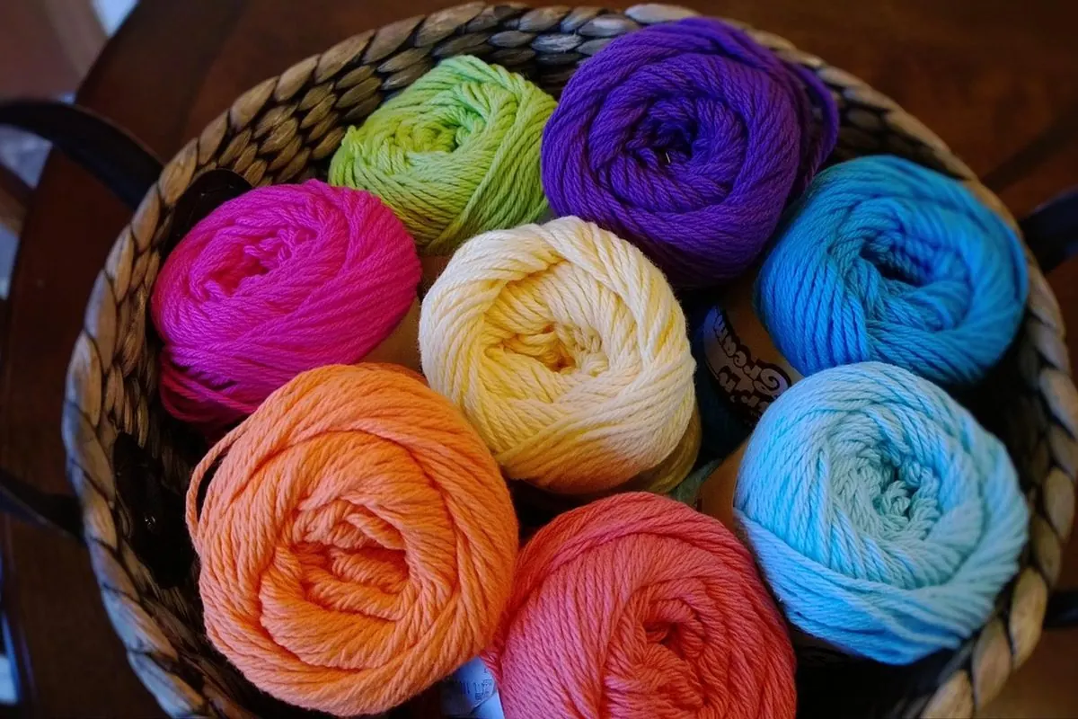 Giỏ đựng các cuộn sợi len nhiều màu