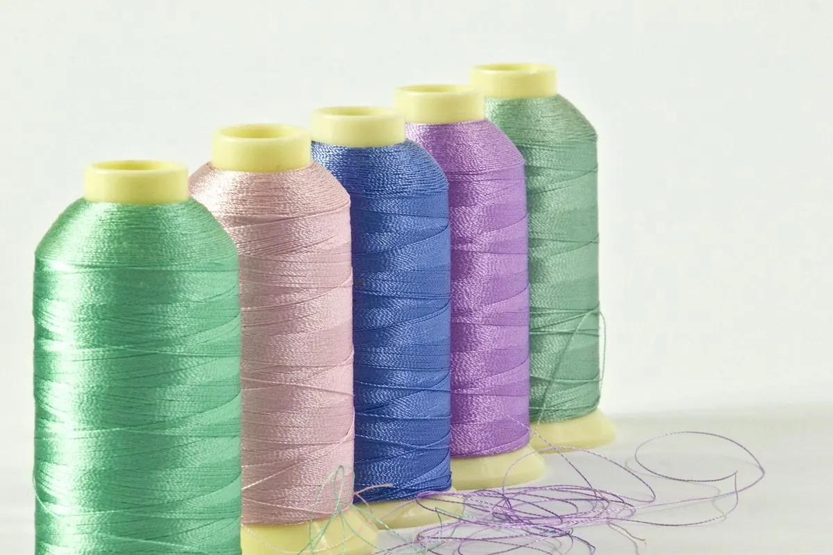 Năm ống sợi thêu màu pastel xếp hàng