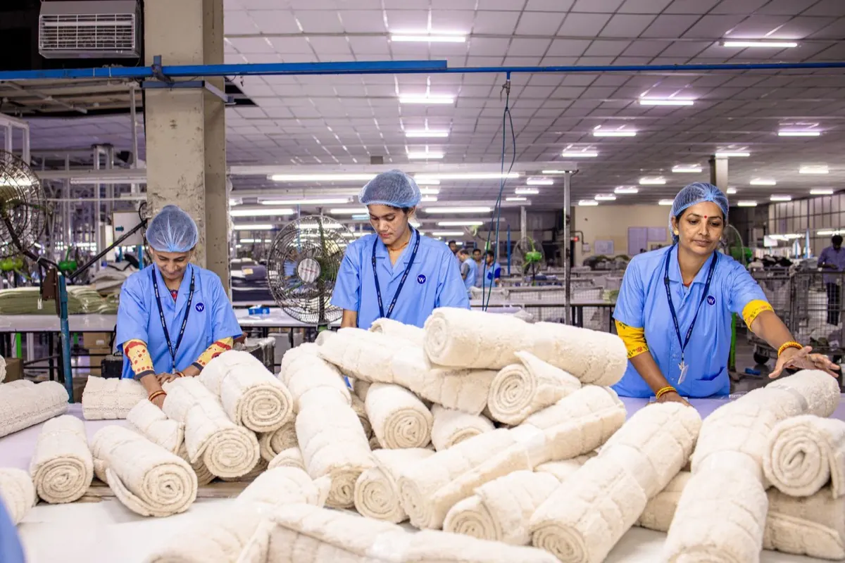 Công nhân cuộn vải mộc trong xưởng dệt
