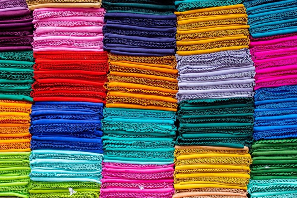 Chồng vải xếp nhiều màu trong cửa hàng