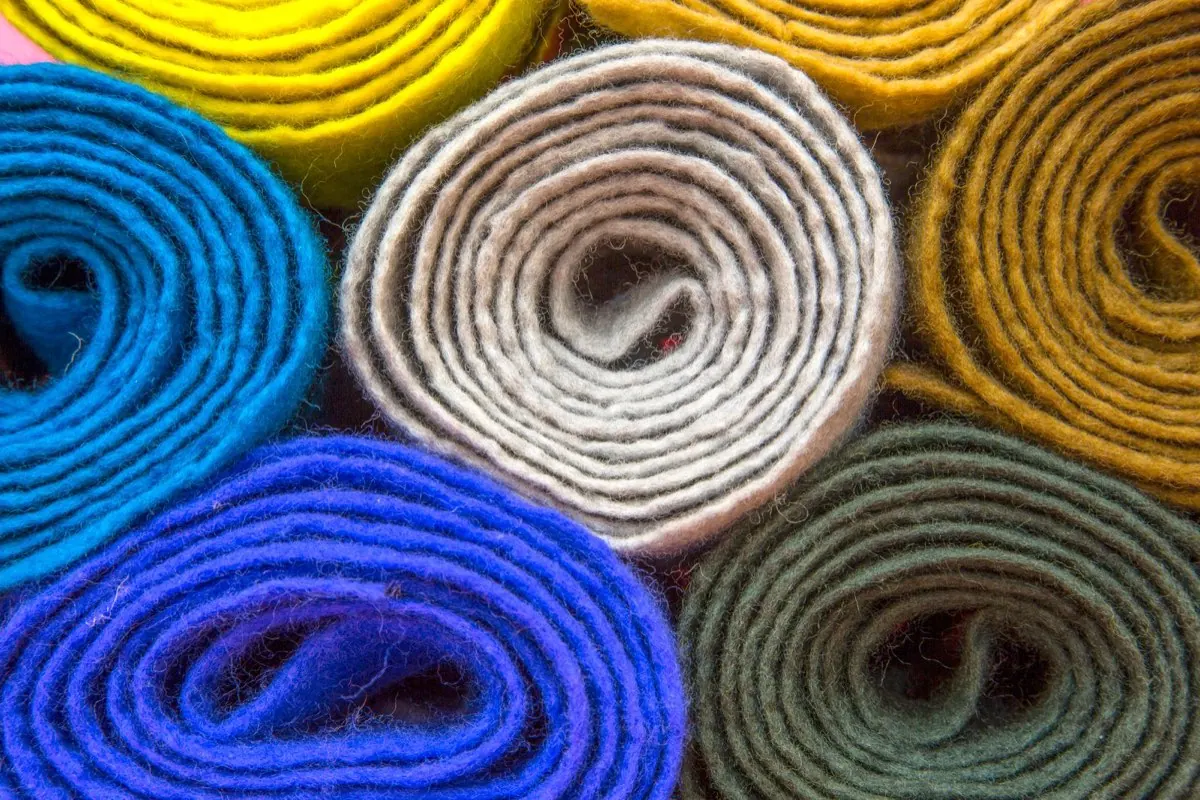Cuộn nỉ phớt nhiều màu