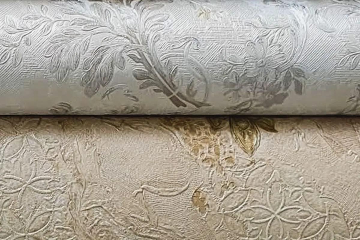 Các cuộn vải phủ tường có vân nổi xếp chồng lên nhau