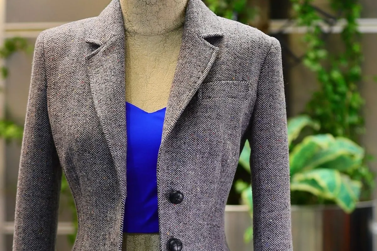 Áo blazer nữ len tweed xám trên ma-nơ-canh