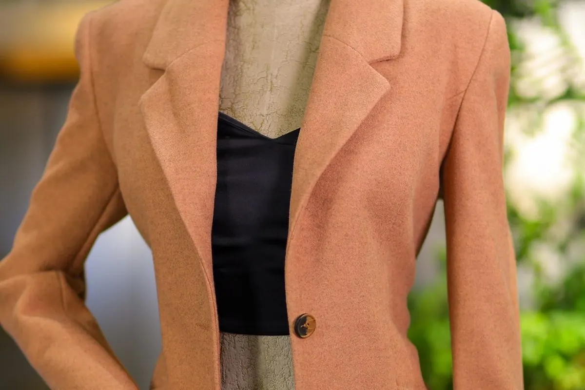 Áo blazer nữ màu cam đất, một cúc, trên ma-nơ-canh
