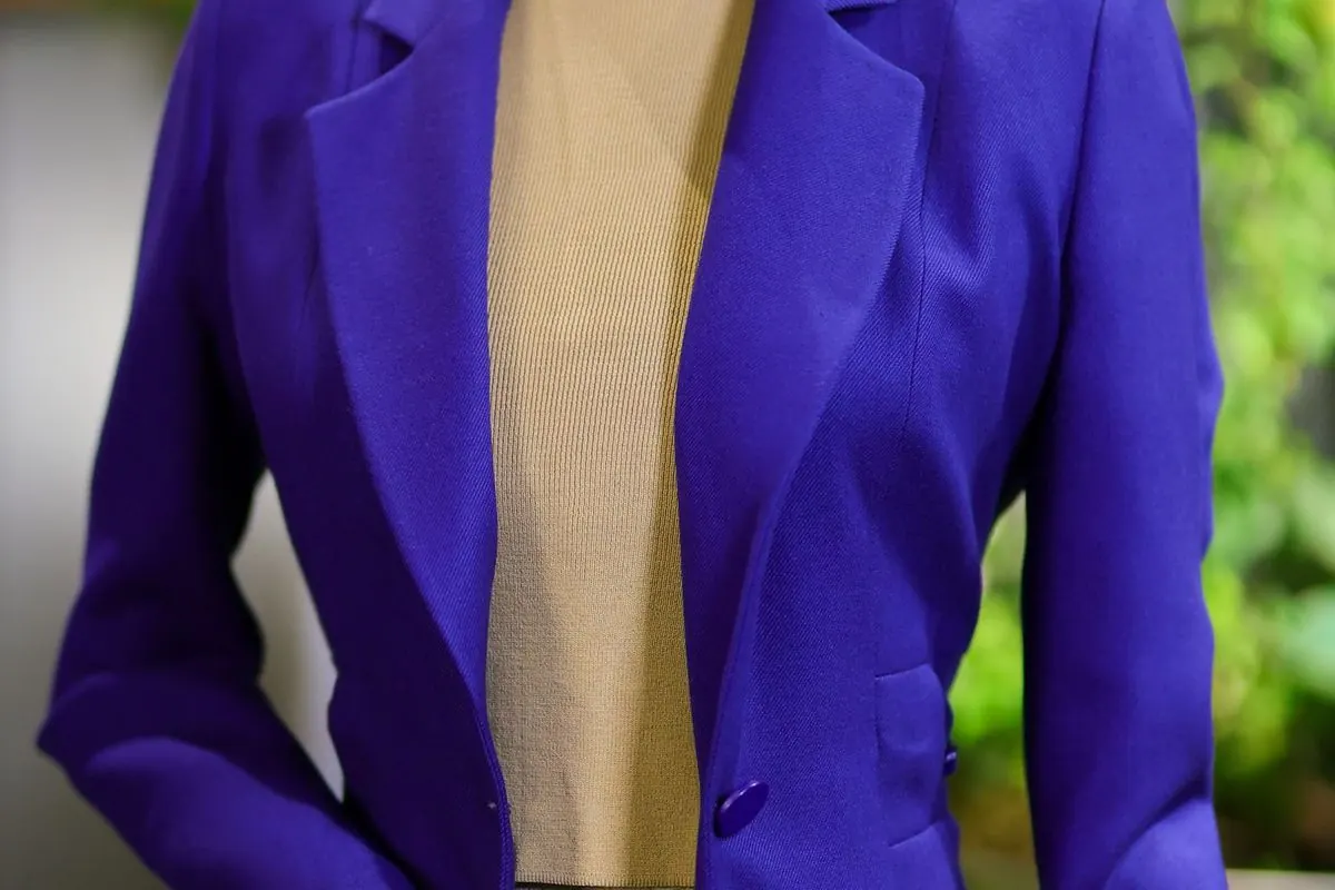 Áo blazer nữ xanh tím than một cúc trên ma-nơ-canh