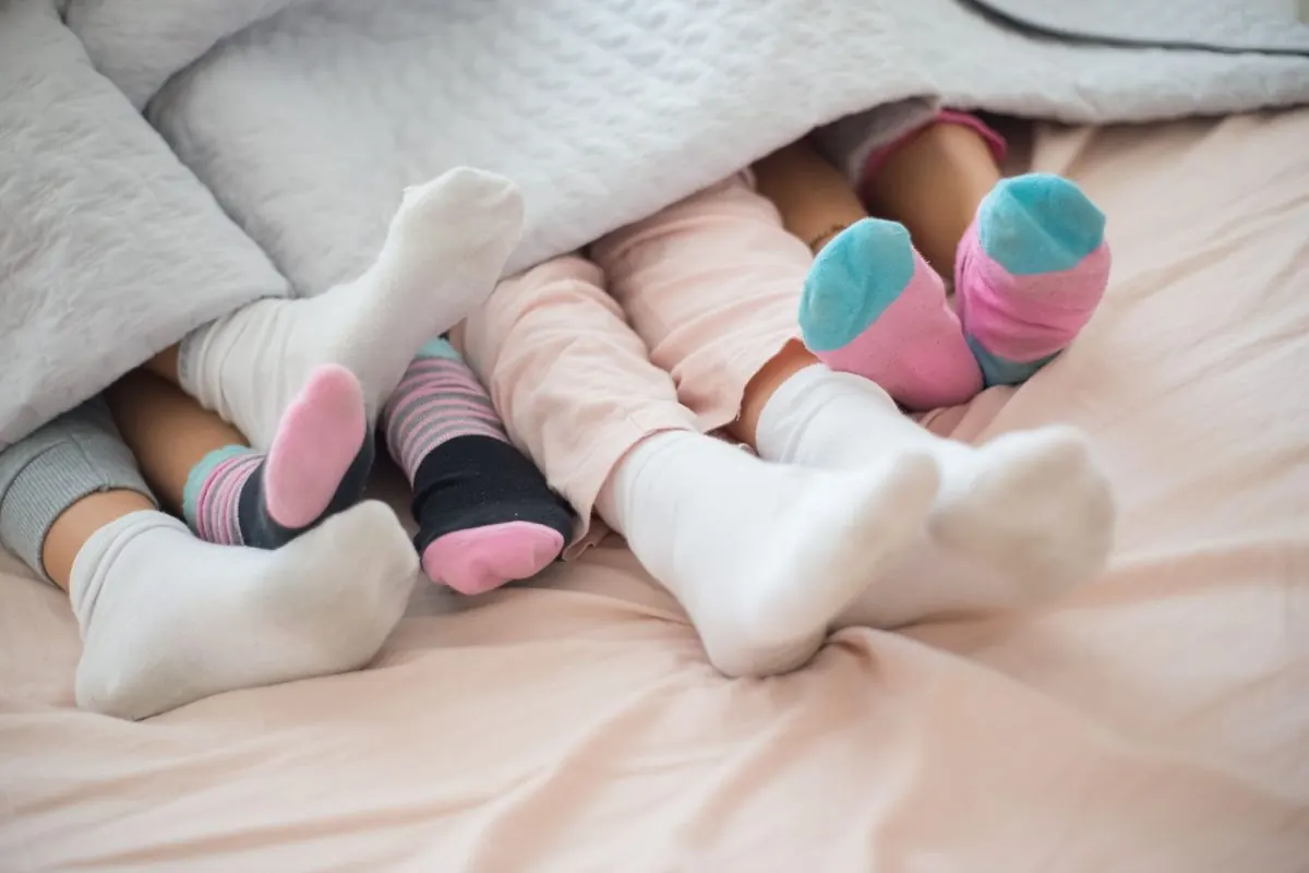Những đôi tất trắng và màu đang mang trên giường