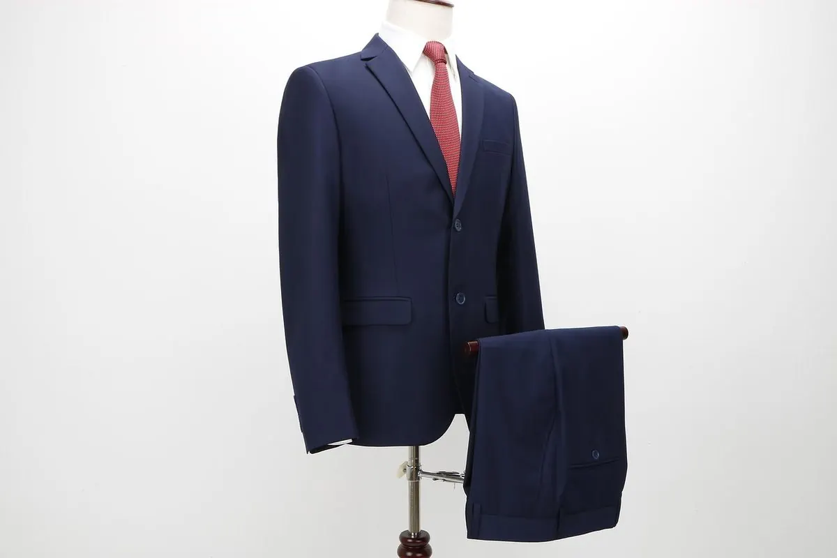 Bộ com-lê nam màu xanh navy gồm áo vest và quần trên ma-nơ-canh