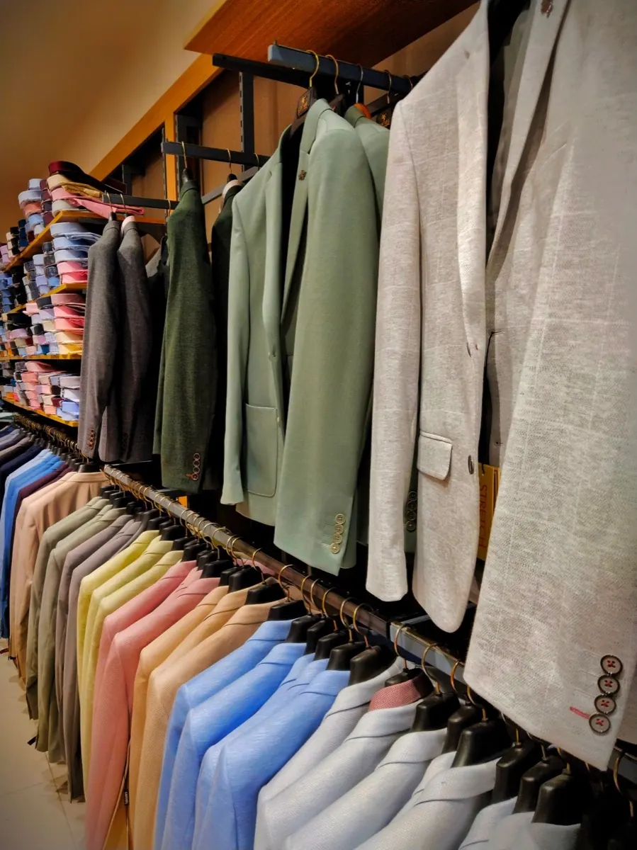 Áo vest và áo sơ mi nam treo trong cửa hàng