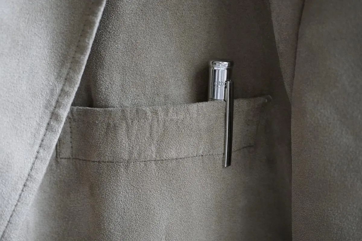 Ve áo blazer màu xám có túi ngực cài bút