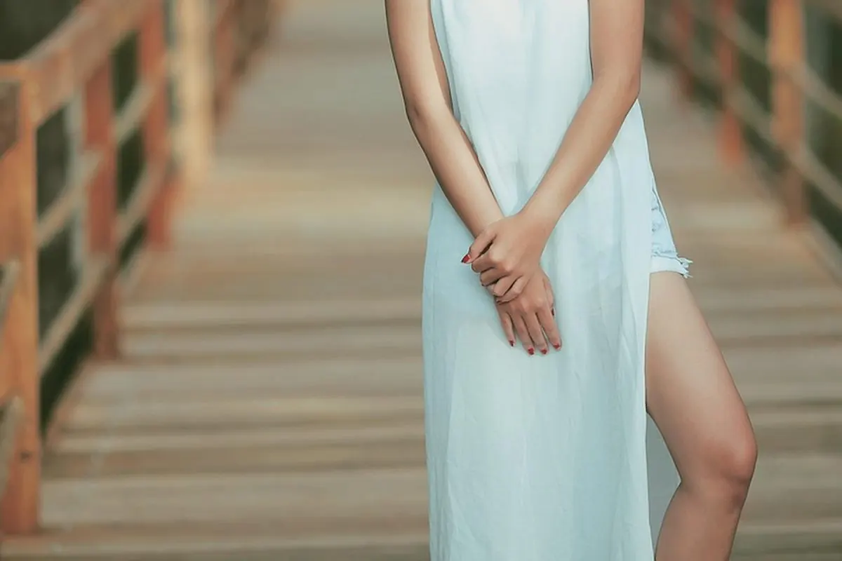 Váy liền thân dài màu xanh nhạt, xẻ tà