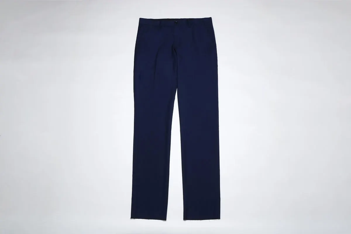 Quần dài xanh navy gập phẳng trên nền xám nhạt