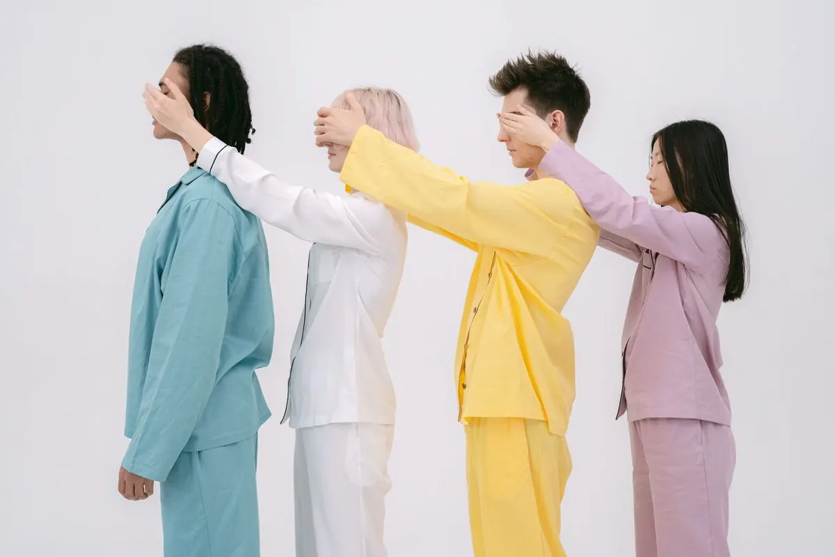 Bốn người mặc bộ pyjama nhiều màu đứng thành hàng