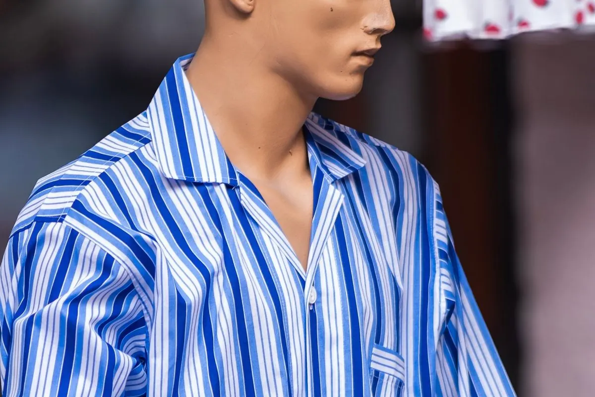 Áo pyjama nam sọc xanh trắng trên ma-nơ-canh ngoài chợ