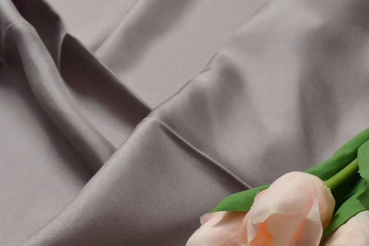 Khăn lụa màu xám tro trải phẳng cạnh bó hoa tulip