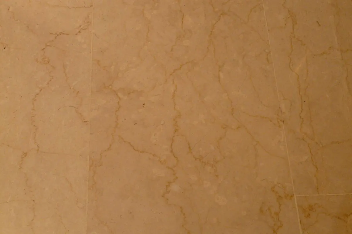 Tấm đá marble màu be có vân nhạt trên mặt phẳng