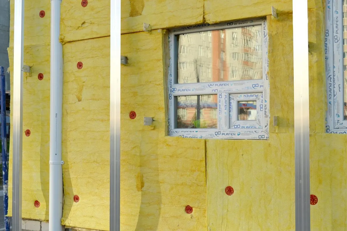 Tấm bông khoáng vàng ốp lên tường quanh khung cửa sổ
