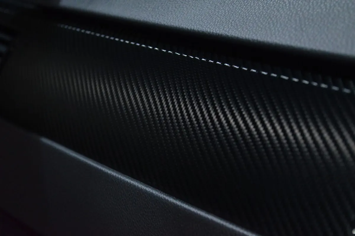 Bề mặt sợi carbon dệt đen nhìn cận cảnh