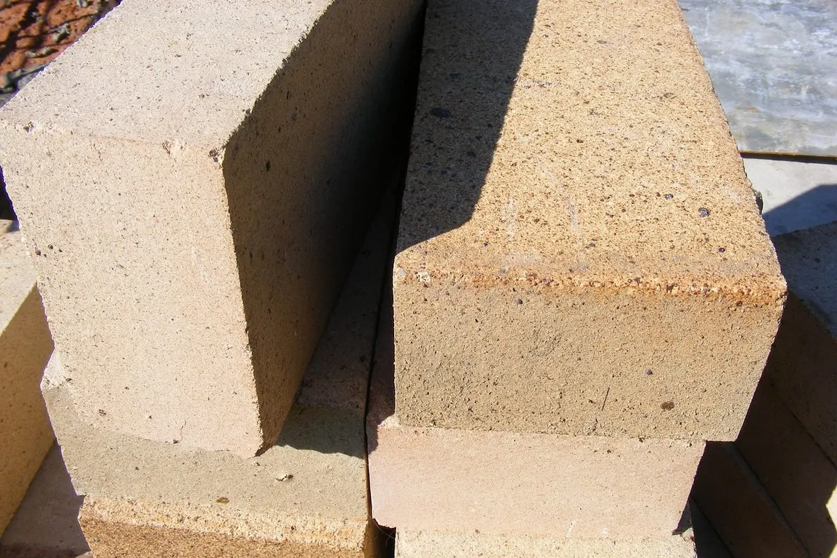 Chồng gạch chịu lửa chamotte màu vàng nhạt