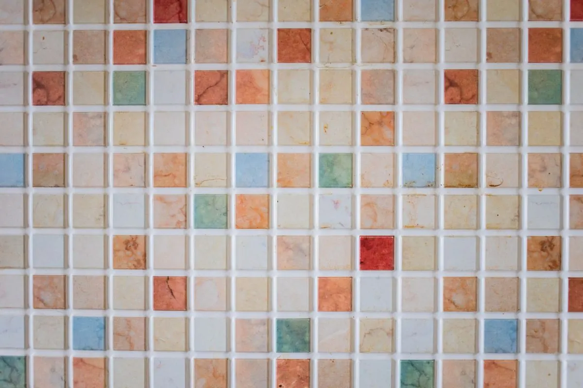 Mặt tường ốp gạch mosaic gốm nhỏ nhiều màu