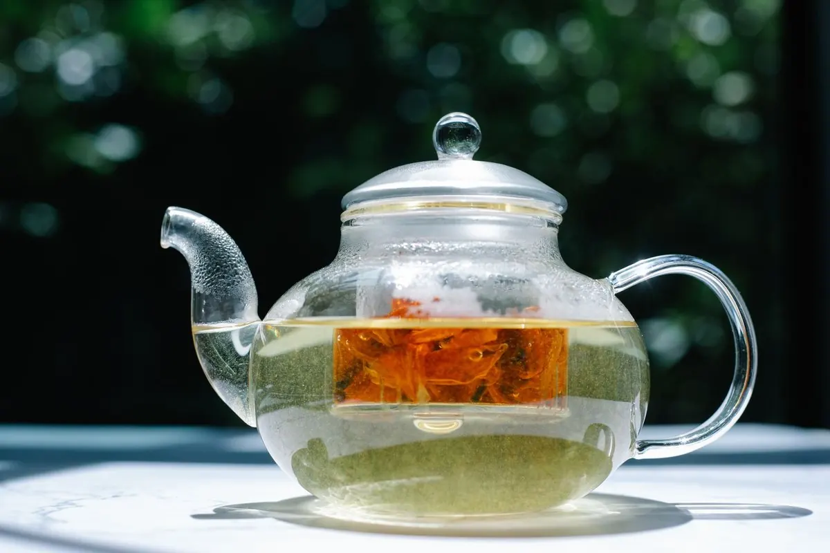 Ấm pha trà bằng thủy tinh chịu nhiệt đặt ngoài trời nắng