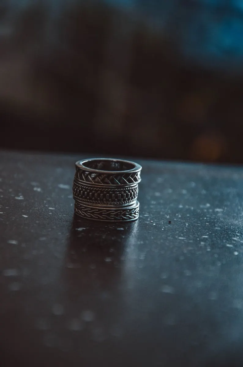 Nhẫn bạc chạm khắc trên nền tối