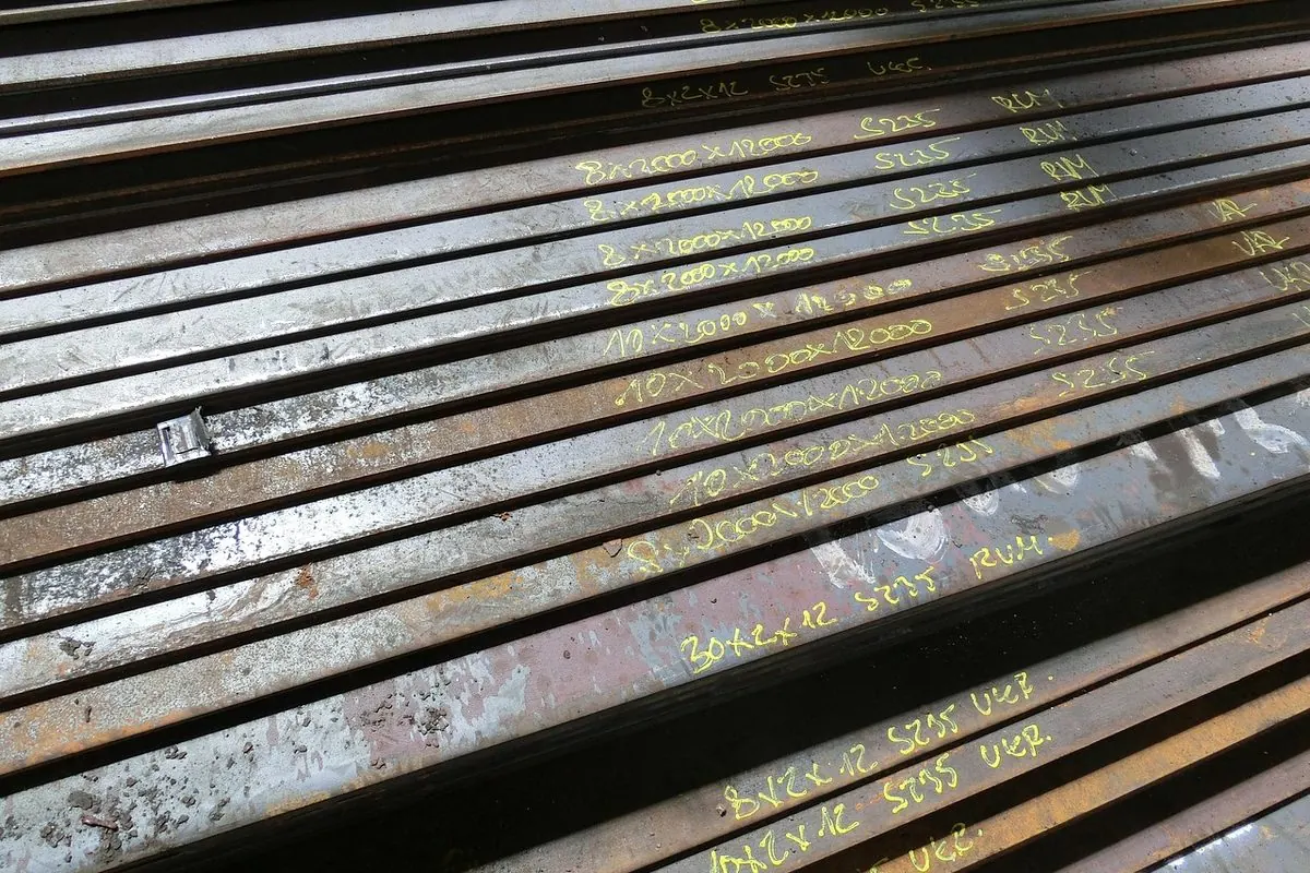 Chồng tấm thép xếp lớp có đánh dấu phấn