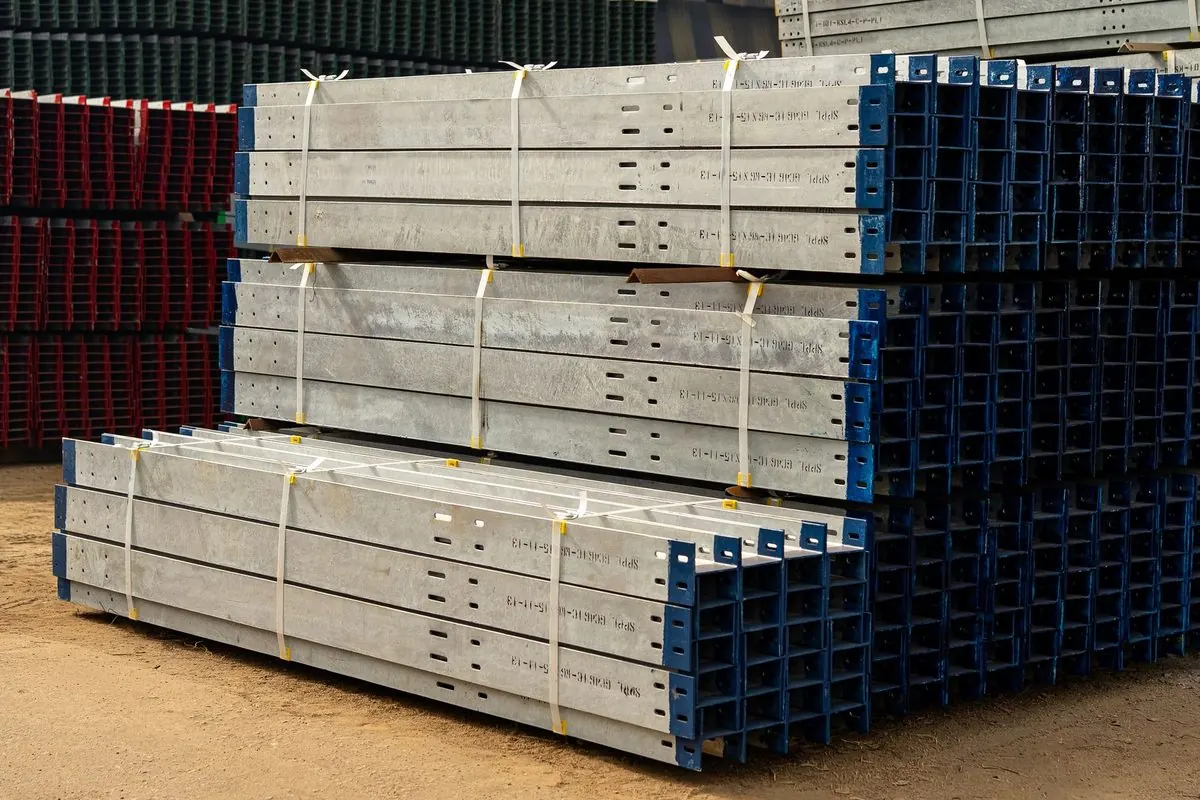 Các bó thép hình chữ I, U xếp chồng trong bãi