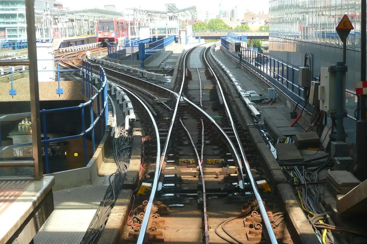 Railway switch with points at a station