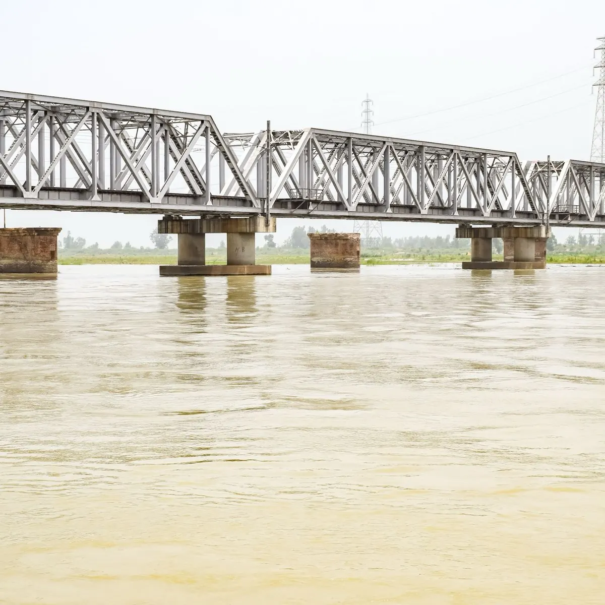 Cầu giàn thép bắc qua sông