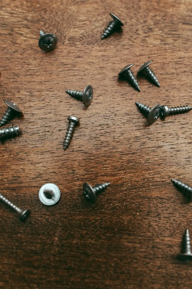 Vít bắt tôn rải trên mặt gỗ
