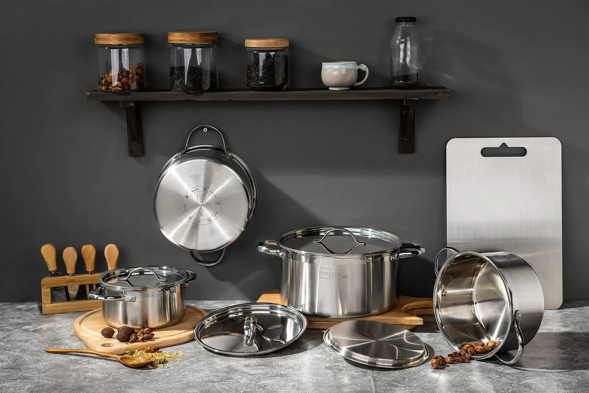 Bộ nồi inox bày trên mặt bàn bếp