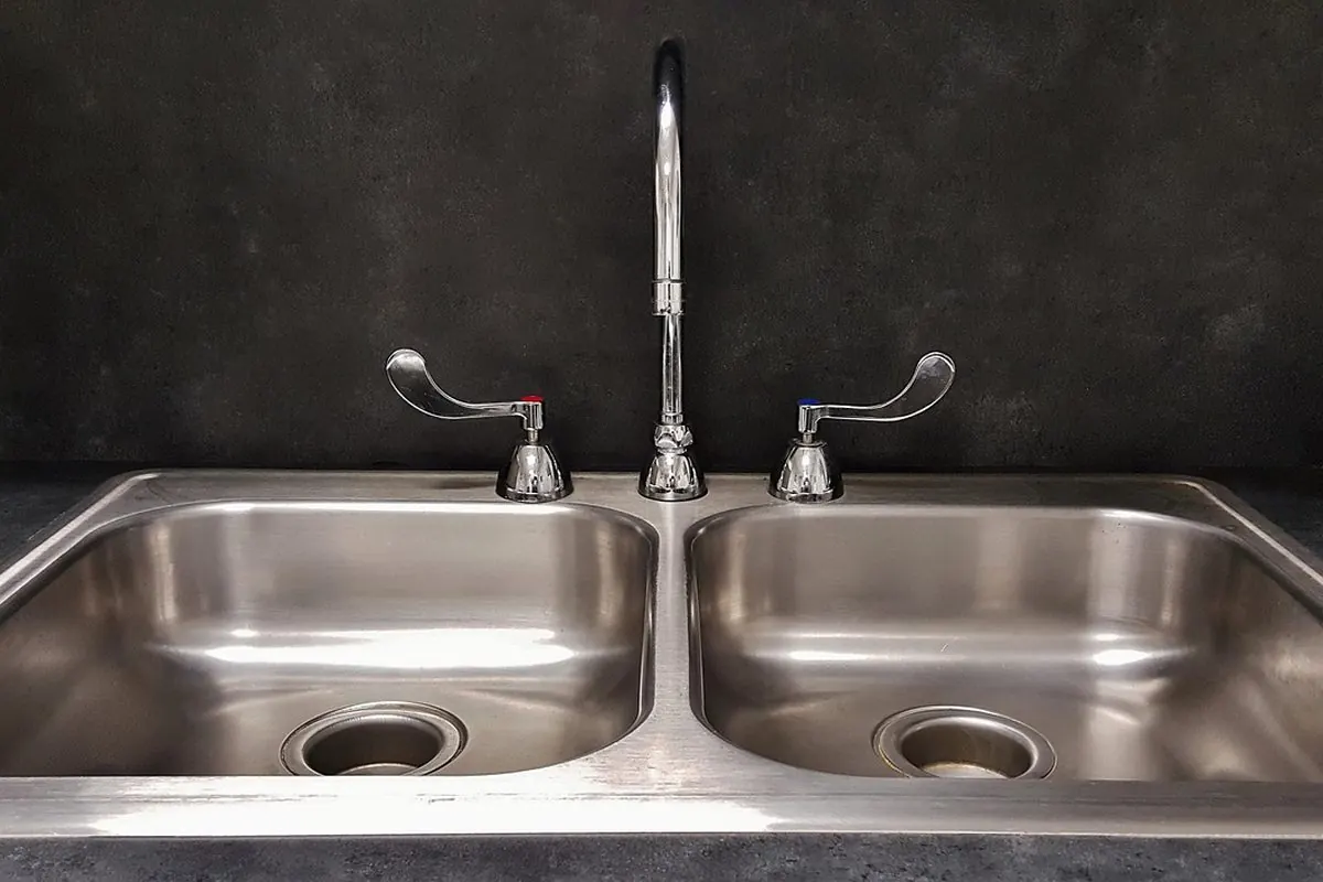 Bồn rửa inox hai ngăn có vòi nước