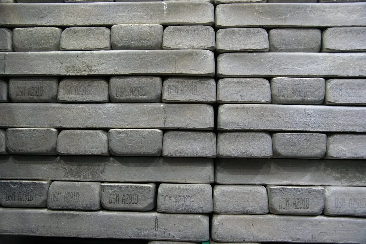 Các thỏi magiê xám xếp chồng thành hàng trong xưởng đúc