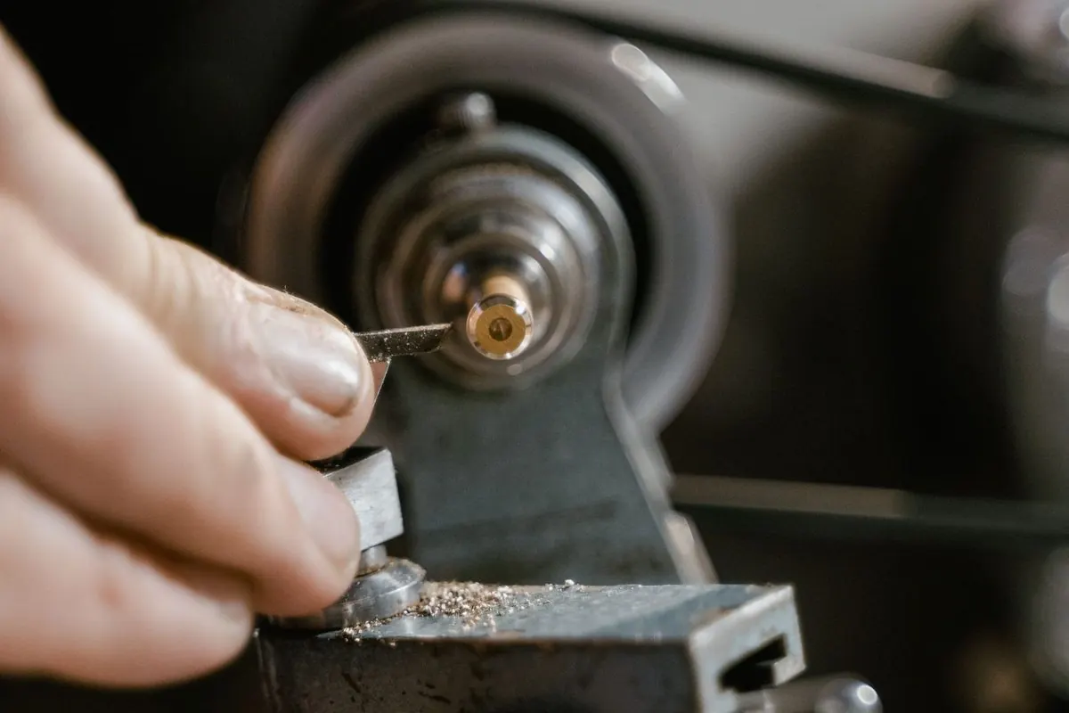 Lathe cutting tool set against a rotating part