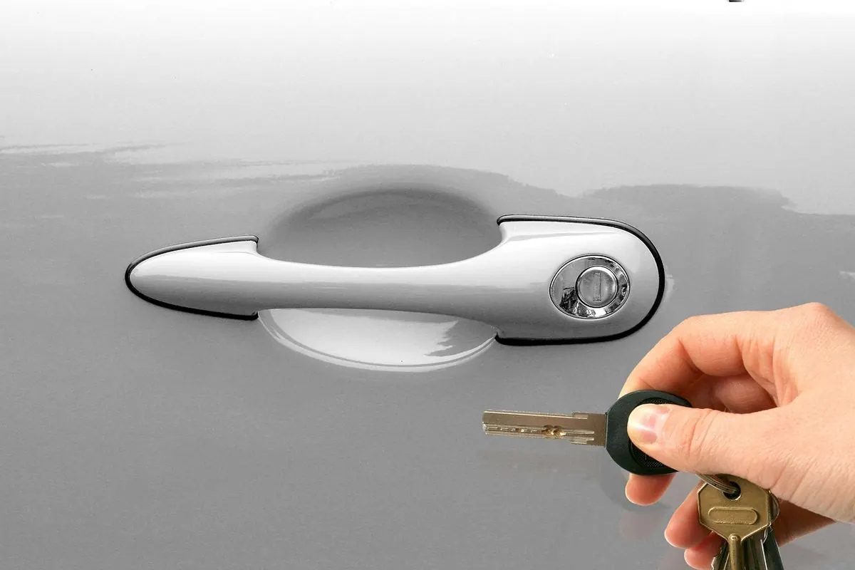 Tay nắm cửa xe ô tô có ổ khóa và chìa khóa