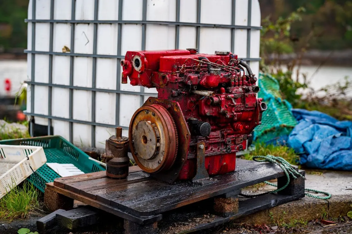 Động cơ diesel màu đỏ đặt trên pa lét gỗ