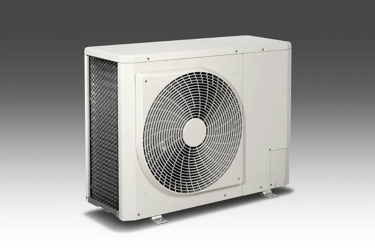 Cục nóng máy điều hòa màu trắng có quạt tròn