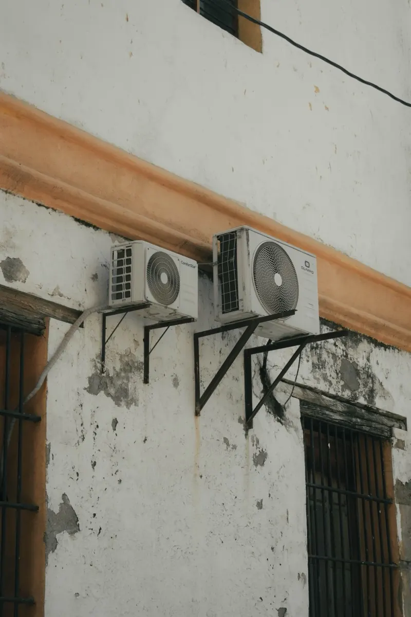 Cục nóng điều hòa gắn ngoài tường