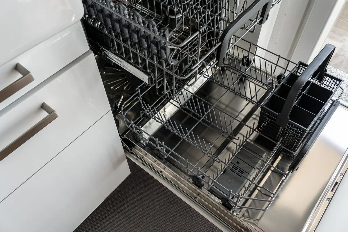 Máy rửa bát mở cửa với giá để bát đĩa bên trong