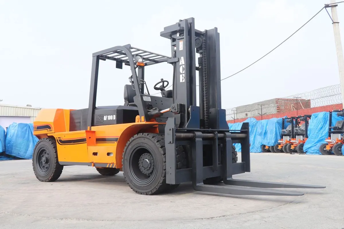 Xe nâng hàng chạy dầu màu cam ngoài bãi