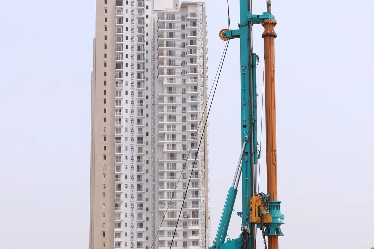 Máy khoan cọc nhồi xích màu xanh ngọc trên công trường