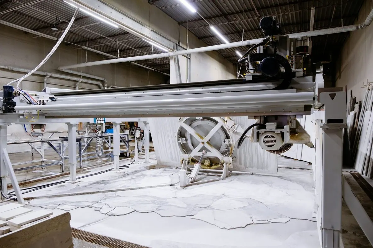 Long bridge saw for cutting granite slabs in a stone workshop