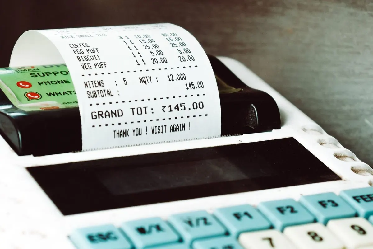 Desktop printing calculator with a receipt roll