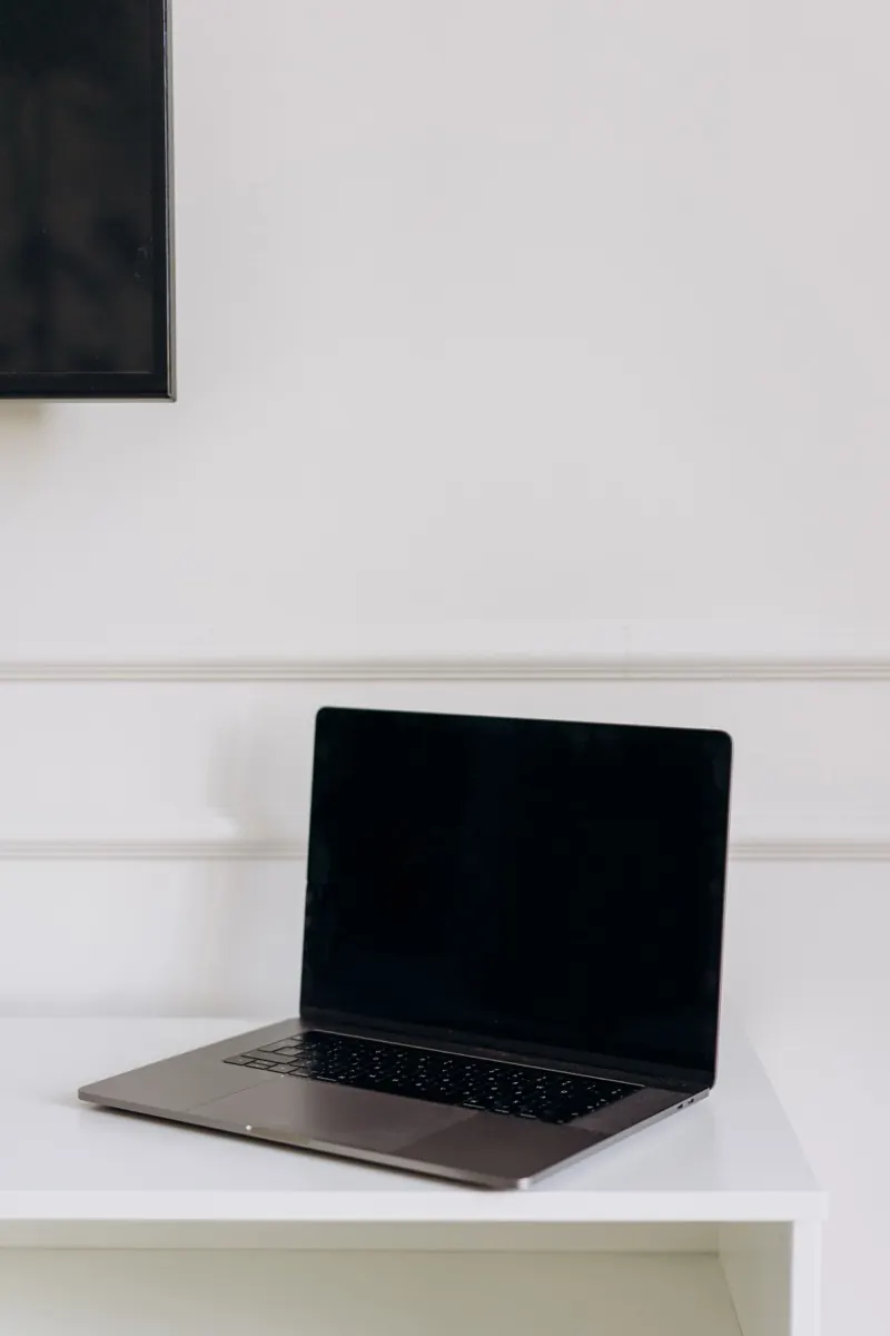 Máy tính xách tay đặt trên bàn