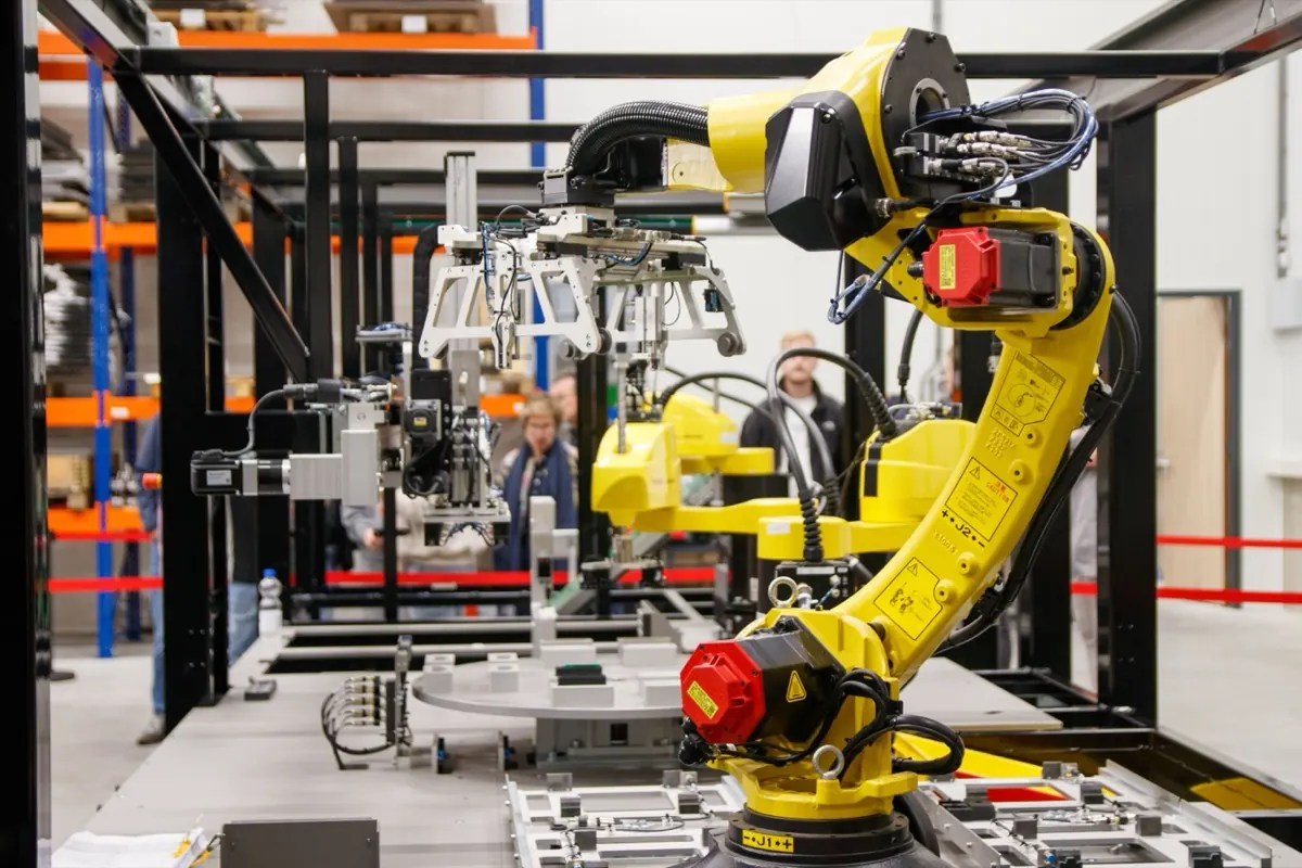 Cánh tay robot công nghiệp trong nhà máy