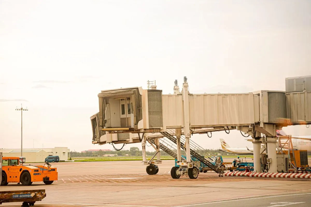 Cầu ống lồng hành khách nối ra máy bay tại sân bay