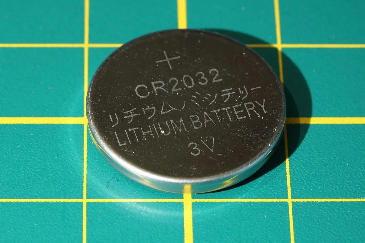 Pin lithium cúc áo trên tấm lót cắt màu xanh